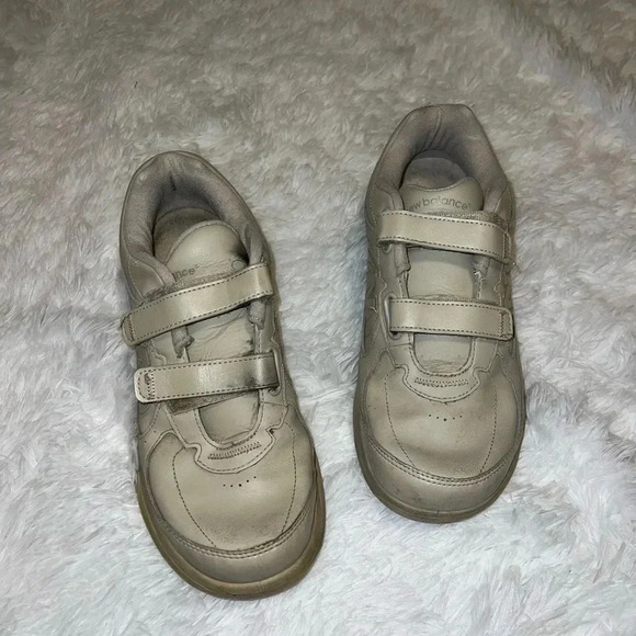 New Balance 577 Tan Men’s Walking Shoe Velcro detail size 9 - Picture 3 of 7